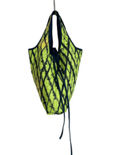 Load image into Gallery viewer, LITTLE QUILT SHOPPER  BAG